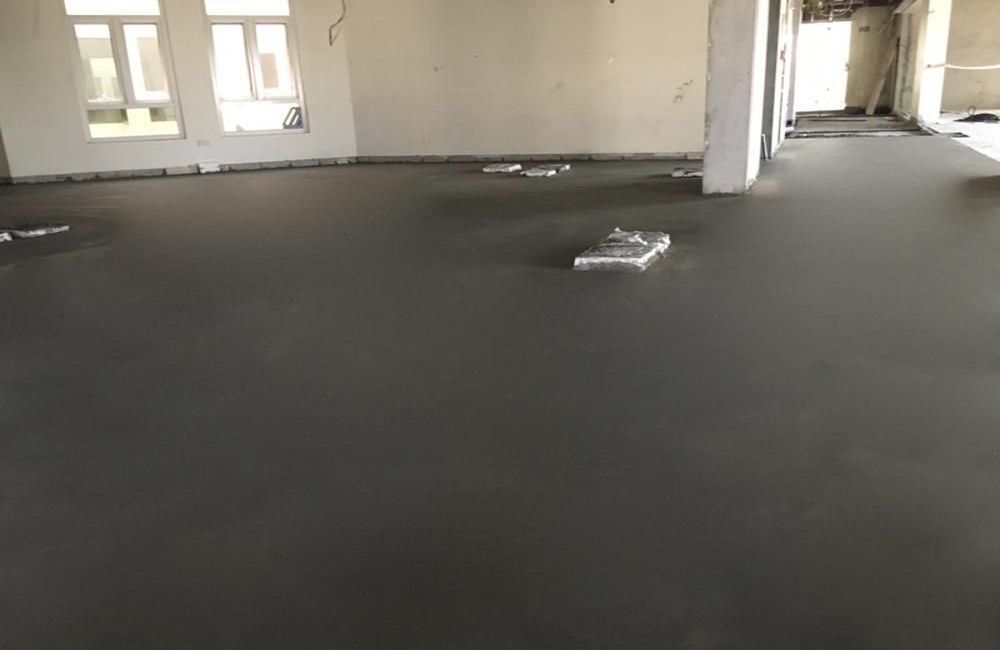 Полусухая стяжка на пол с пластификатором обеспечивает прочность и долговечность, сокращая время высыхания и <em>существенно</em> уменьшая риск трещин. Идеально подходит для жилых и коммерческих помещений, а также для ремонта в Москве и Подмосковье.» title=»Зачем пластификатор в полусухой стяжке на пол?» style=»display:block; margin:0 auto;»/><figcaption style=